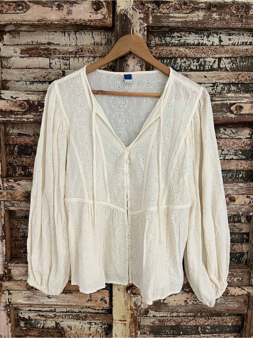 OLD NAVY • off white eyelet detail puff sleeve blouse